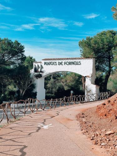 een teken dat zegt koningen zijn rotondes op een weg bij Sa caseta de Fornells in Es Mercadal