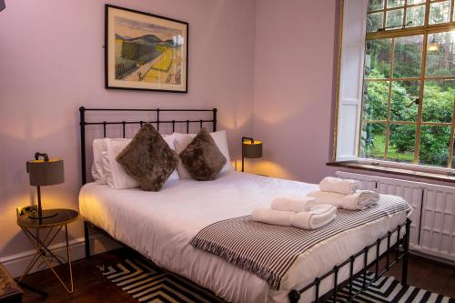 ein Schlafzimmer mit einem Bett mit Handtüchern darauf in der Unterkunft Haweswater Hotel in Bampton