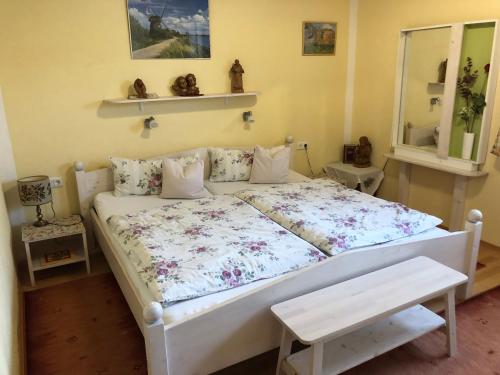 Un dormitorio con una gran cama blanca con flores. en Ferienwohnung Roth, en Memmingen