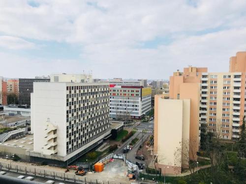une vue aérienne sur une ville avec de grands bâtiments dans l'établissement Appartement Haut de gamme Créteil, à Créteil
