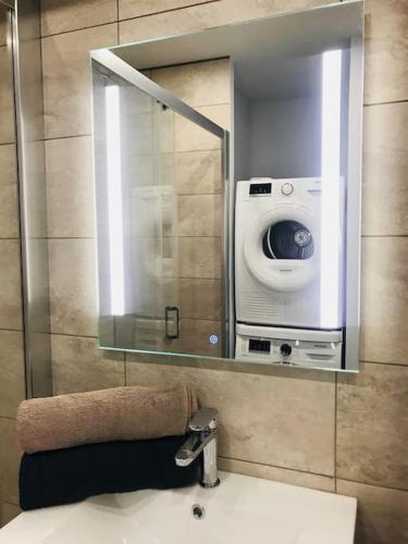 une salle de bain avec un lavabo et une machine à laver dans l'établissement Appartement Haut de gamme Créteil, à Créteil