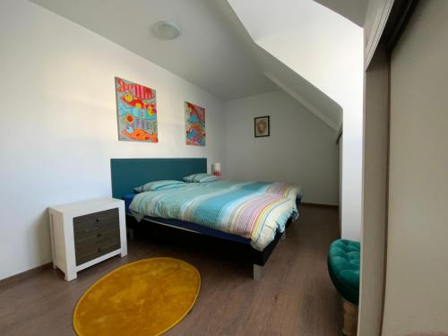 a bedroom with a bed and a table at Superbe Villa Face à L'Océan in Plouhinec