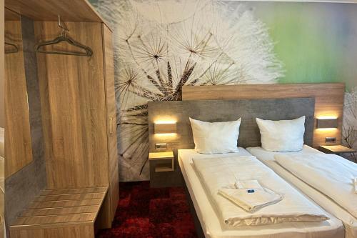 1 Schlafzimmer mit 2 Betten und einer Wand mit Wandbild in der Unterkunft SKYHOTEL Merseburg in Merseburg