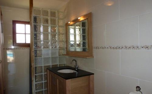 une salle de bain avec un lavabo et un miroir dans l'établissement La Villa du Payré, proche mer et piscine chauffée, à Jard-sur-Mer