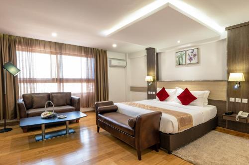 Postel nebo postele na pokoji v ubytování The Ole-Ken Hotel