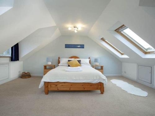 1 dormitorio con 1 cama en el ático en The Yellow House, Tideford, UK, en Saint Germans