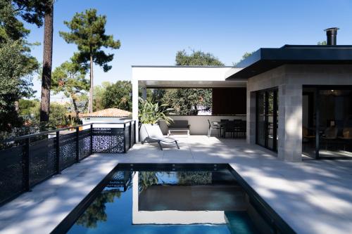 une piscine au milieu d'une maison dans l'établissement Villa Aréna à Labenne-Océan, à Labenne