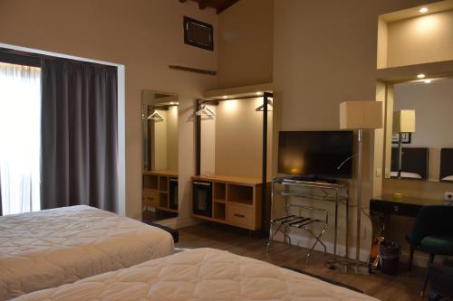 A television and/or entertainment centre at HR BEDROOMS IN FLORENCE
