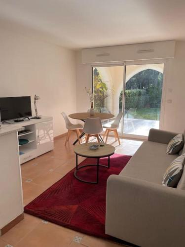 2 pièces Saint Raphael rénové, classé 4 étoiles, 100 m plages, piscine, tennis, parc, terrasse, jardin privatif