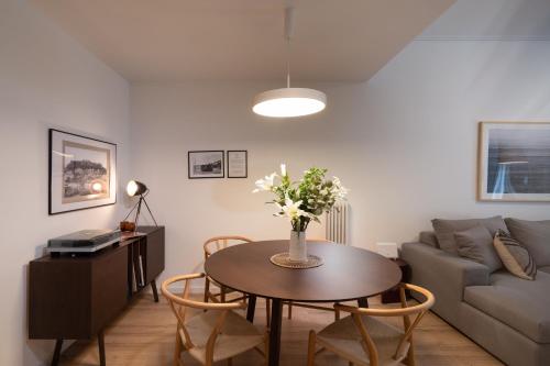 Unique 2 Bedrooms Apartment, Steps to Plaka and City center