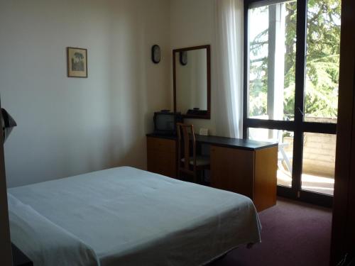 Tempat tidur dalam kamar di Hotel Montecarlo