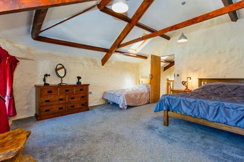 1 dormitorio con 2 camas y tocador de madera en SAUNTON SUNSHINE COTTAGE 3 Bedrooms en Braunton