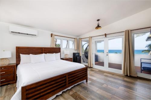 a bedroom with a bed and a view of the ocean at Casa Isleña in Rincon