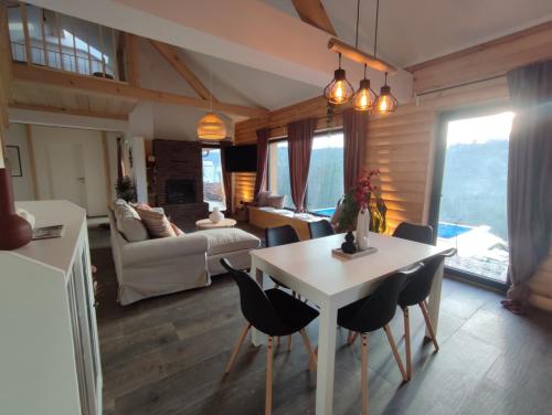 uma sala de estar com uma mesa branca e cadeiras em Laganini Country em Samobor