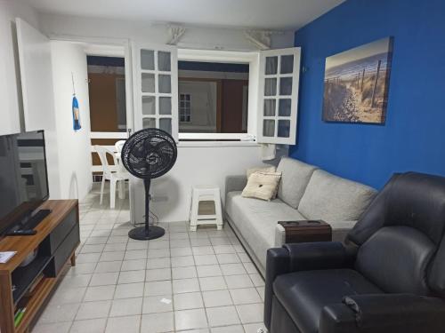 Privê Recanto da Enseada - Serrambi في بورتو دي غالينهاس: غرفة معيشة مع أريكة ومروحة