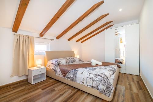 Katil atau katil-katil dalam bilik di Bistra Pakoštane Apartments