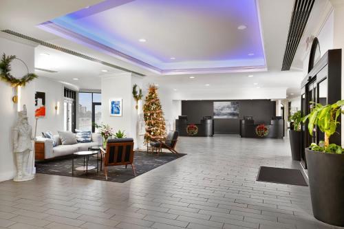 un hall avec un arbre de Noël au milieu dans l'établissement Hotel Tampa Riverwalk, à Tampa