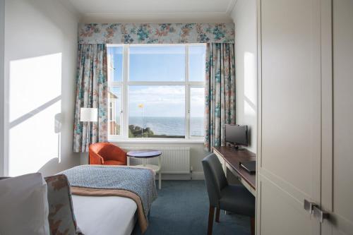 Habitación de hotel con cama y ventana en Hydro Hotel, en Eastbourne