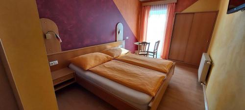 1 dormitorio pequeño con 1 cama en una habitación en Frühstückspension Koderholt en Mönichkirchen