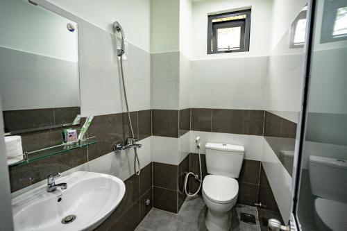 Ένα μπάνιο στο Mini hotel Lạc Hồng