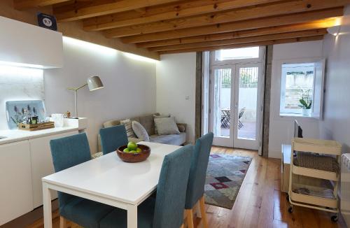 a kitchen and living room with a table and chairs at ChillHouse_Porto in Porto