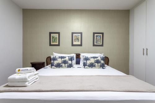 sypialnia z łóżkiem z białą pościelą i poduszkami w obiekcie Cobertura em Ipanema com vista para mar - VSC1 Z1 w mieście Rio de Janeiro