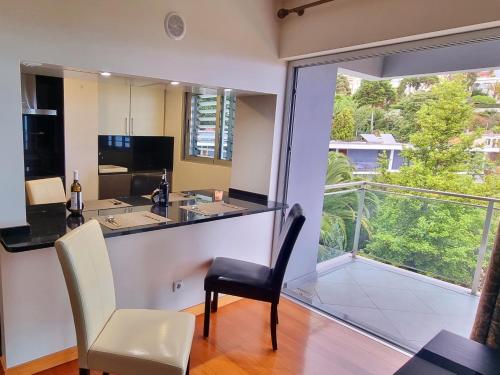 Η κουζίνα ή μικρή κουζίνα στο Warm Winter Stay with Panoramic Sea and City Views, Sunrise and Sunset Moments