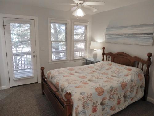 Postel nebo postele na pokoji v ubytování Hook, Wine, and Stinkers