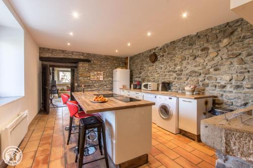eine Küche mit einer Theke und einer Steinmauer in der Unterkunft Gite Leyetaz in Châtillon-sur-Cluses