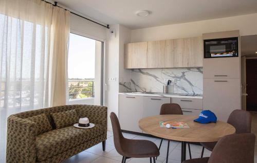 Il comprend un salon avec une table et un canapé. dans l'établissement Résidence Pierre & Vacances Premium Horizon Golf, à Saint-Cyprien