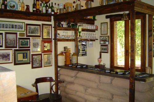 - un bar dans une pièce avec des photos sur le mur dans l'établissement Chavasse House, Chavasse Farm, Somme, à Hardecourt-aux-Bois