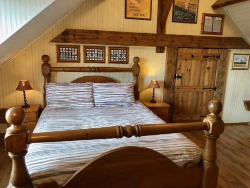 - une chambre avec un grand lit dans l'établissement Chavasse House, Chavasse Farm, Somme, à Hardecourt-aux-Bois
