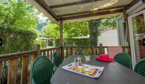 - une table avec un plateau de nourriture sur une terrasse dans l'établissement Camping St Jean - Moustiers Ste Marie, à Moustiers-Sainte-Marie