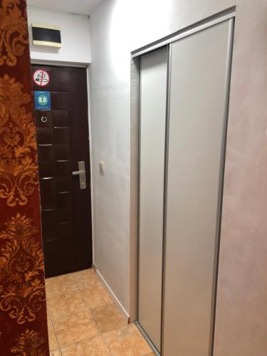巴克烏的住宿－Garsoniera Panoramic，电梯在有门的房间
