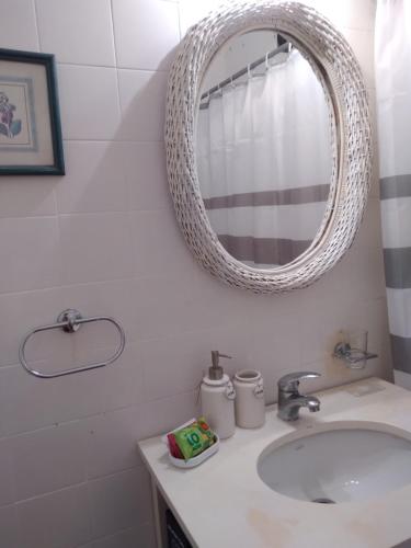 baño con lavabo y espejo en la pared en Apartamento en Península con vista a las Islas 1 Dorm y Estar, en Punta del Este