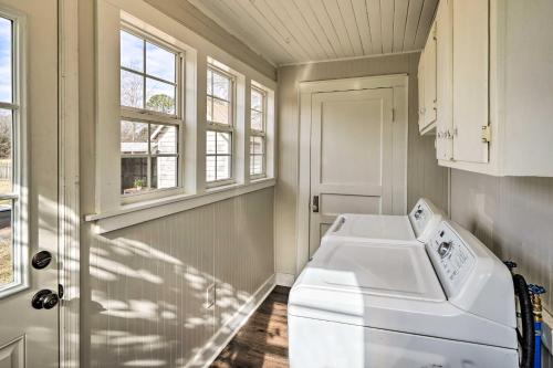 lavadero con lavadora y ventanas en Pet-Friendly Greensboro Vacation Rental!, en Greensboro