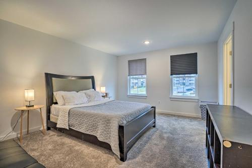 ein Schlafzimmer mit einem Bett und zwei Fenstern in der Unterkunft Modern Townhome 4 Mi to Downtown Frederick! in Frederick