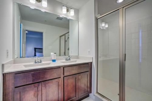 ein Badezimmer mit einem Doppelwaschbecken und einer Dusche in der Unterkunft Modern Townhome 4 Mi to Downtown Frederick! in Frederick
