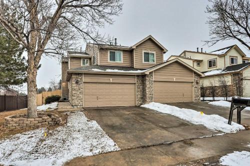 Fotografie z fotogalerie ubytování 13 Mi to Dtwn Denver Northglenn Townhome with Patio v destinaci Northglenn