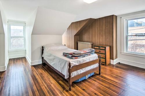 Ένα ή περισσότερα κρεβάτια σε δωμάτιο στο Roomy Lancaster Home Walk to Dtwn and Hospital