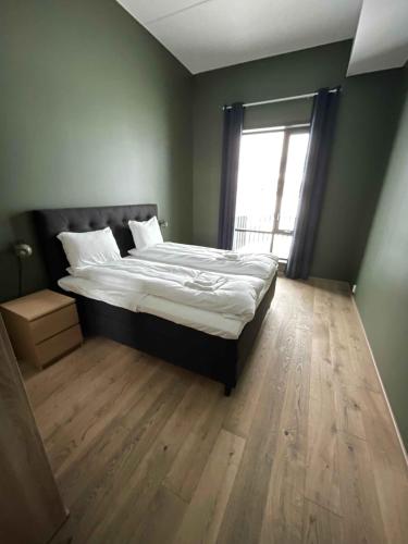 a bedroom with a large bed with a window at Trysil Alpine Lodge in Trysil