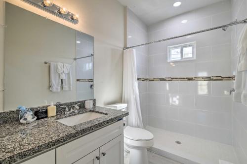 ポートイザベルにある5 Mi to Beach Pet-Friendly Port Isabel Home!の洗面台、トイレ、シャワー付きのバスルーム