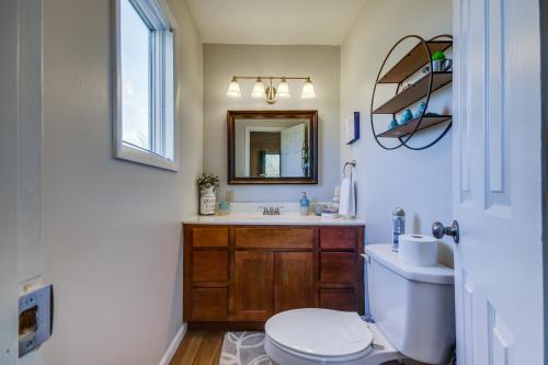 ein Badezimmer mit einem WC, einem Waschbecken und einem Spiegel in der Unterkunft Fulton Vacation Rental 13 Mi to Mizzou! in Fulton