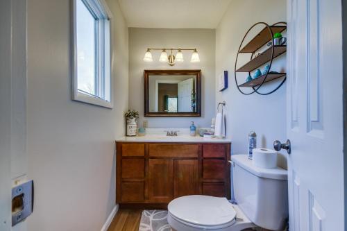 La salle de bains est pourvue de toilettes, d'un lavabo et d'un miroir. dans l'établissement Fulton Vacation Rental 13 Mi to Mizzou!, à Fulton