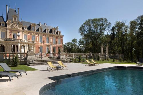 une maison avec piscine devant un immeuble dans l'établissement Alexandra Palace - La Maison Younan, à Mazières-en-Gâtine