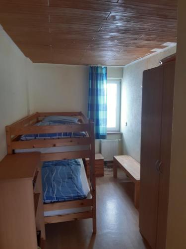 a room with two bunk beds and a window at Willekes Blütenhof in Madfeld