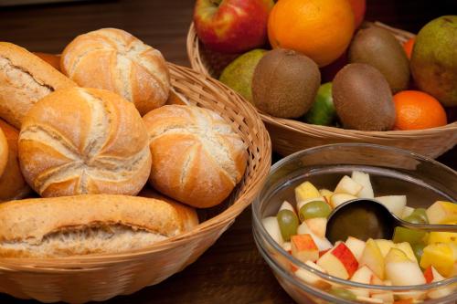 two baskets of bread and fruit on a table at Het Wapen van Harmelen in Harmelen
