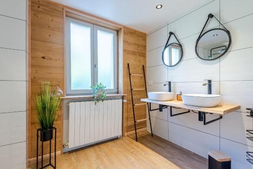 baño con 2 lavabos y ventana en La Bergerie Des Amis, en Ventron