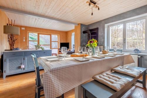une salle à manger avec une table et des verres à vin dans l'établissement La Bergerie Des Amis, à Ventron