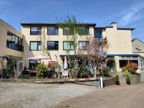 a building with a lot of flowers in front of it at Hotel B&B LeLa in Valkenburg